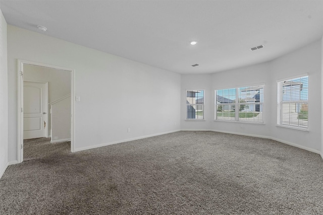 carpeted spare room with baseboards, visible vents, and recessed lighting