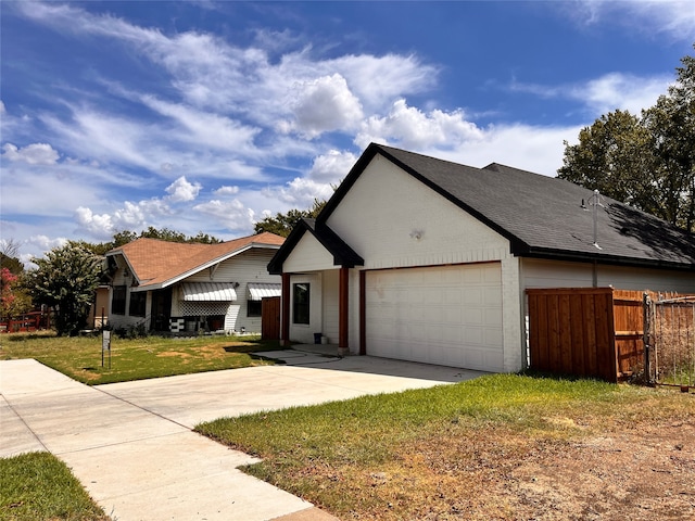 view of front facade featuring a garage and a front yard