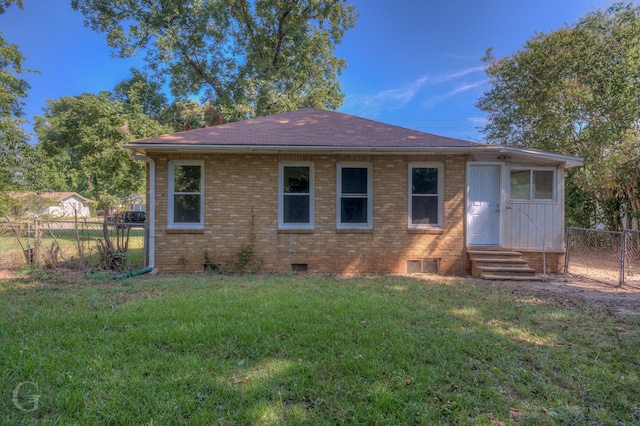 view of front facade with a front lawn