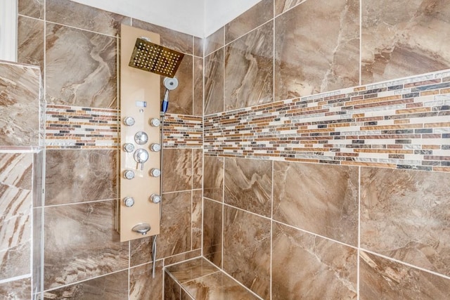 bathroom featuring a tile shower