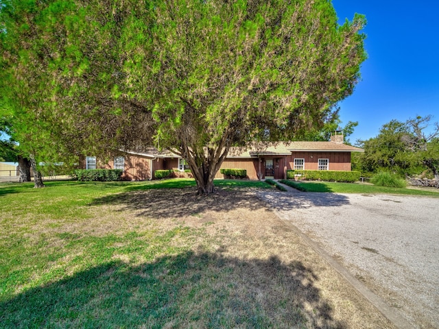 single story home featuring a front yard