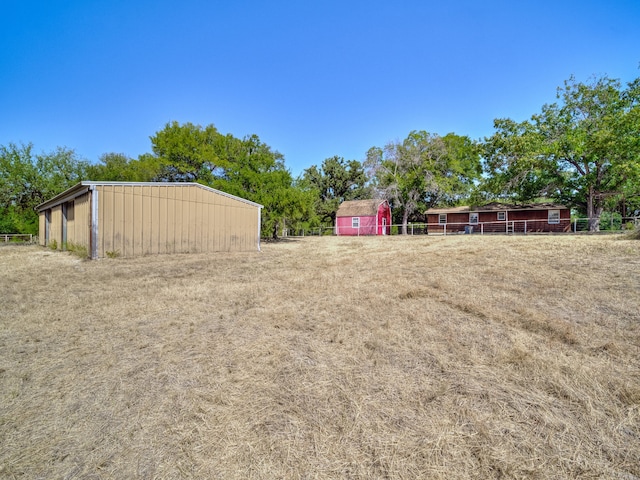 view of yard with an outbuilding