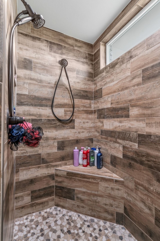 bathroom featuring tiled shower