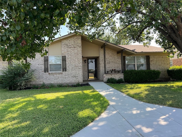 view of front of property featuring a front lawn