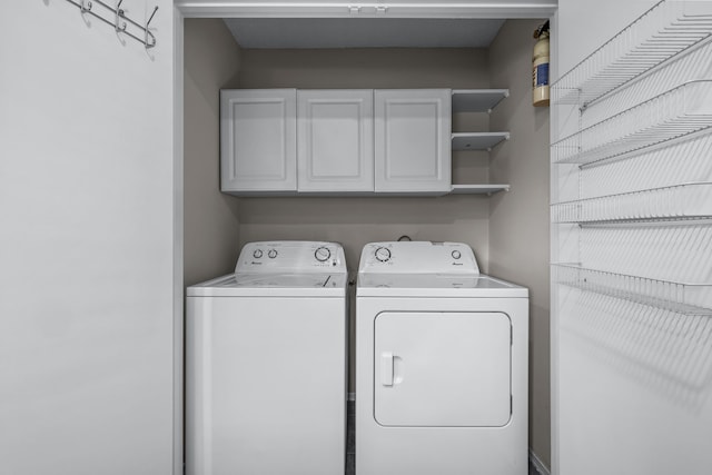 laundry room with cabinets and independent washer and dryer