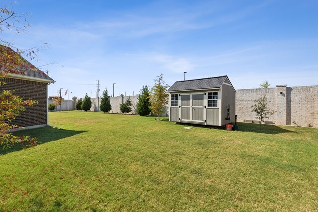 view of yard featuring a storage unit