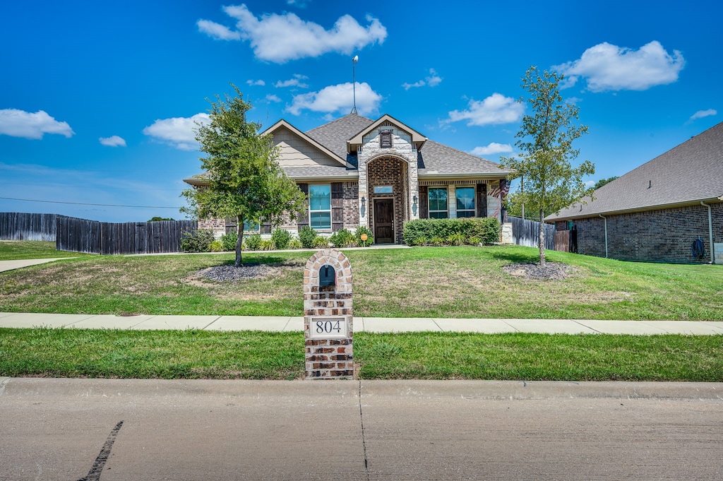 view of front of property featuring a front yard