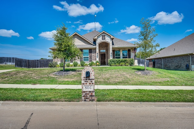 view of front of property featuring a front yard