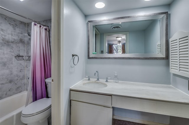 full bath featuring visible vents, a ceiling fan, toilet, shower / bath combo with shower curtain, and vanity