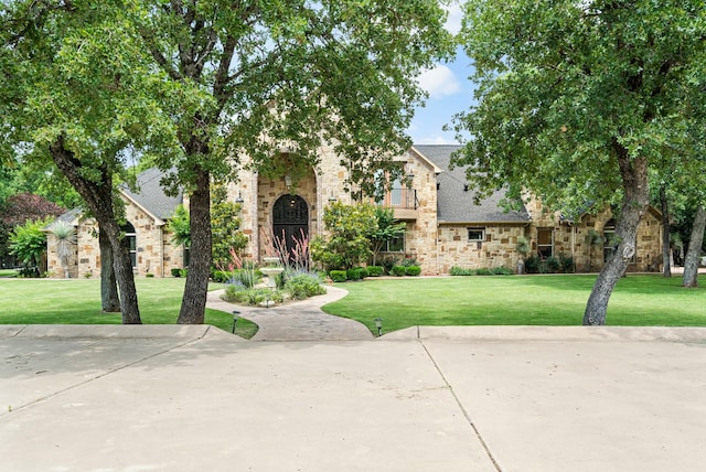 view of front of property featuring a front yard