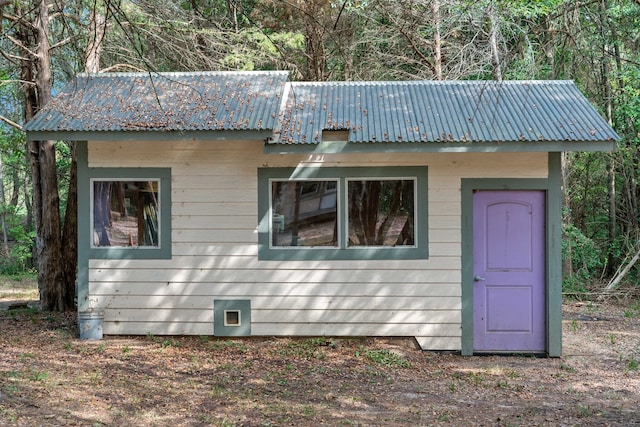 exterior space featuring an outbuilding