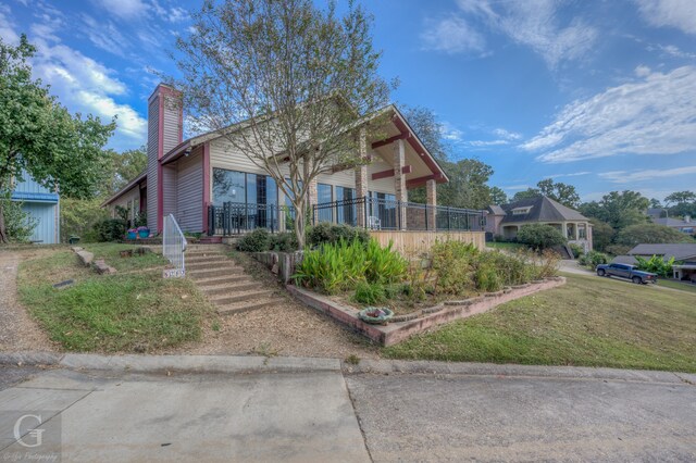 view of front of home featuring a porch and a front lawn