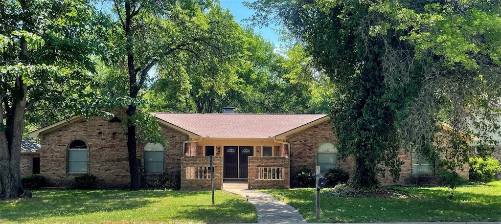 ranch-style home featuring a front lawn