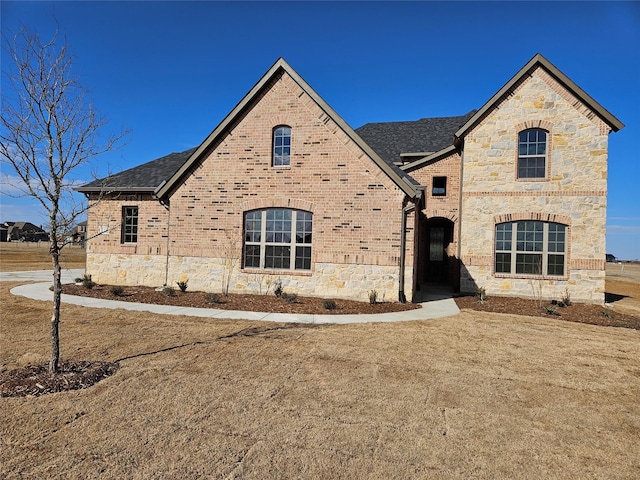 view of front of home featuring a front lawn