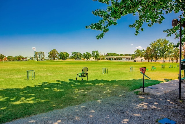 view of property's community featuring a lawn