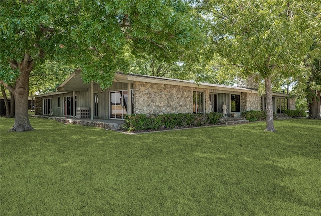 single story home featuring a front lawn