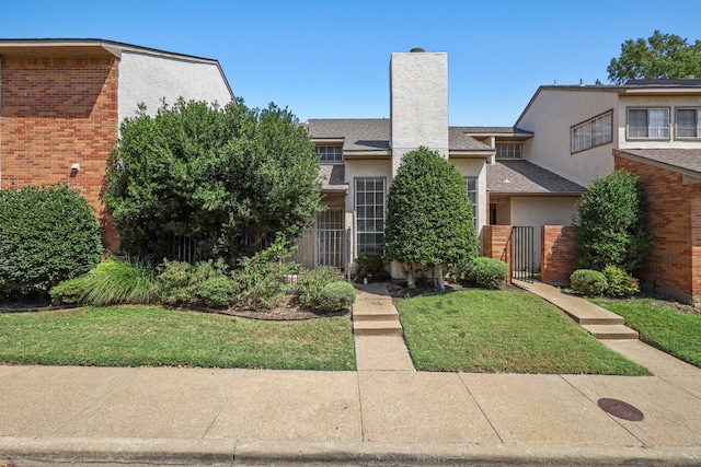 view of front of property with a front yard