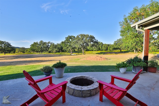 view of patio featuring an outdoor fire pit