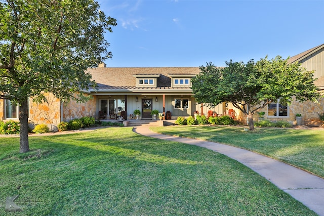 view of front facade featuring a front lawn