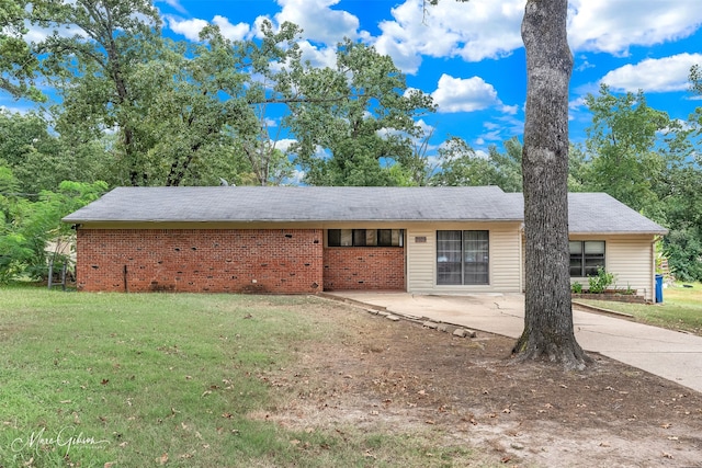 view of front of property featuring a front lawn