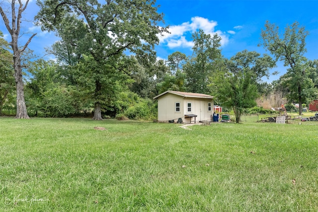 view of yard with an outbuilding