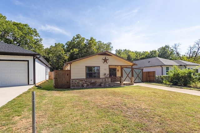 view of front of property featuring a front yard