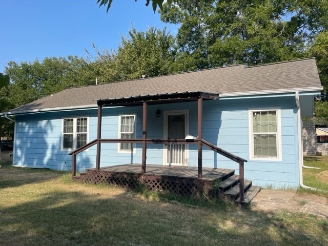 view of front of house with a front yard