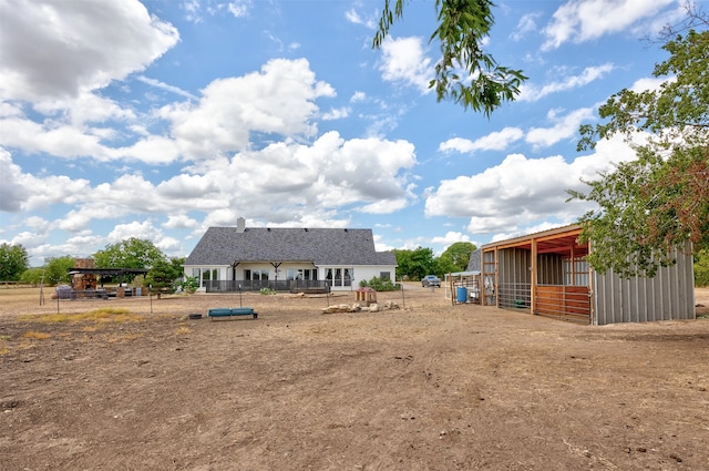 view of yard with an outdoor structure