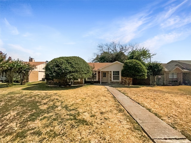 view of front of property featuring a front lawn