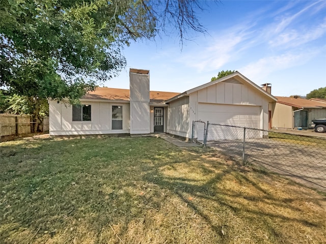 view of front of home featuring a front lawn and a garage