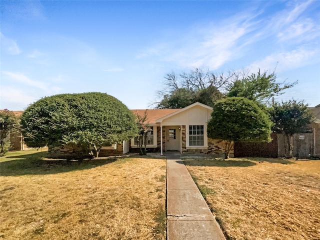 view of front of house featuring a front yard