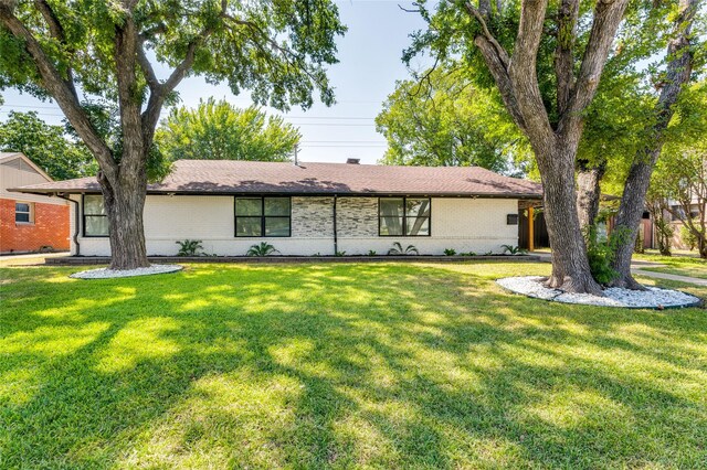 ranch-style house featuring a front yard