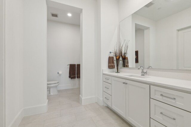 5270 Town And Country Blvd Unit 113, Frisco, TX 75034 - full bath with toilet, vanity, visible vents, and baseboards