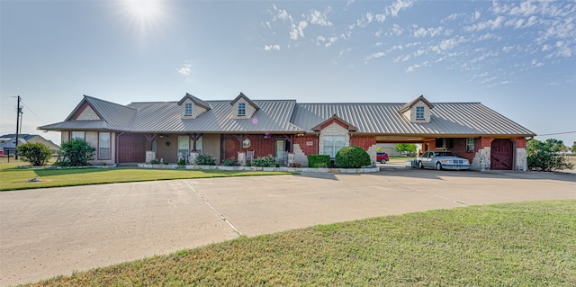 view of front of home with a carport and a front lawn