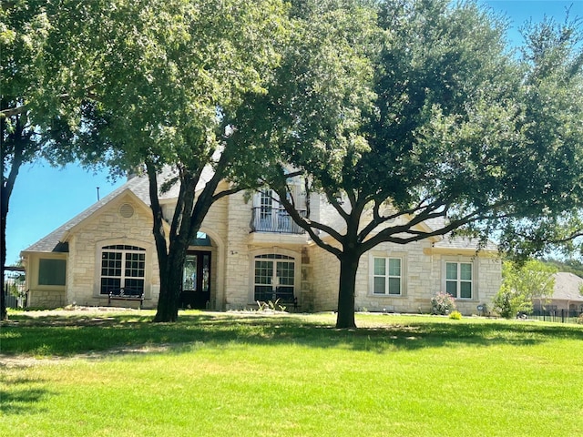 view of front of property with a front lawn