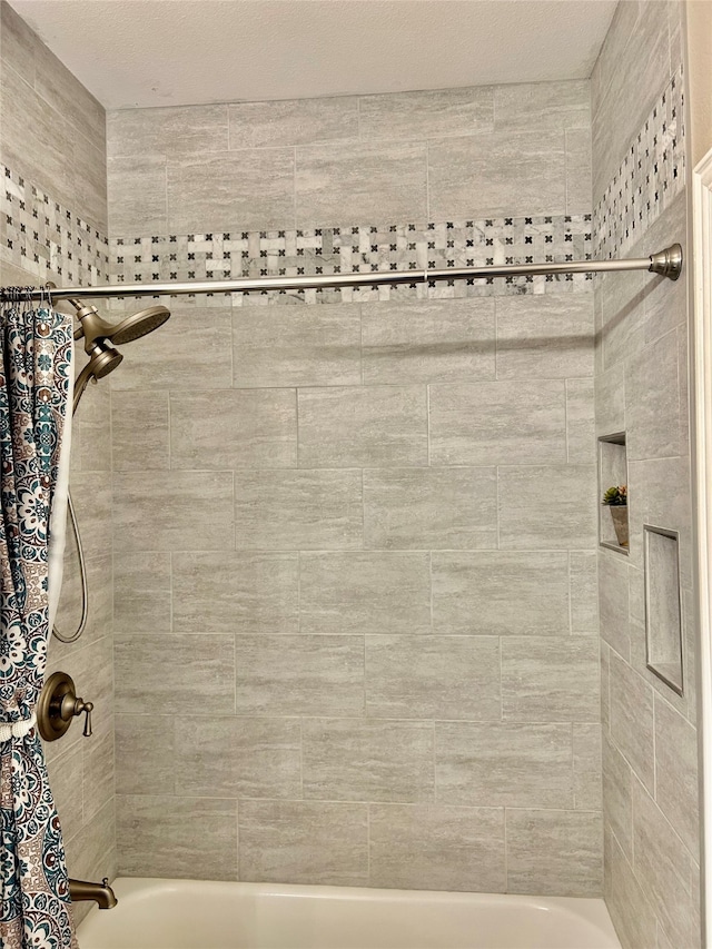 bathroom with shower / tub combo