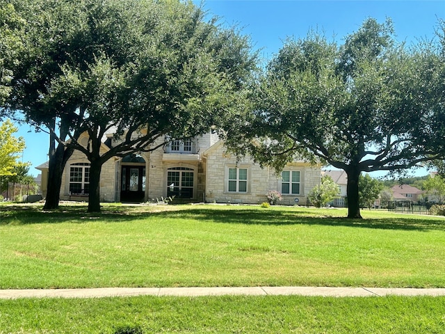 view of front of house featuring a front yard