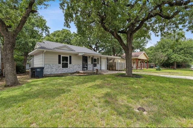 single story home with a front lawn