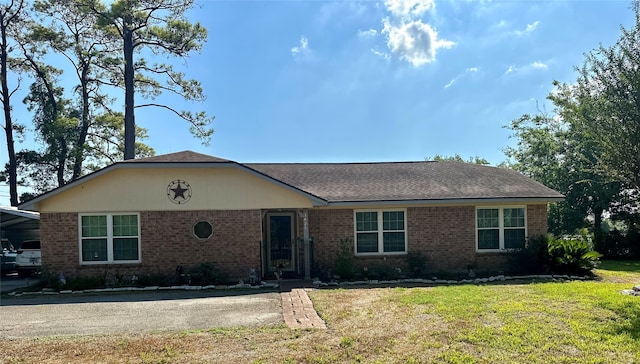 ranch-style home featuring a front lawn