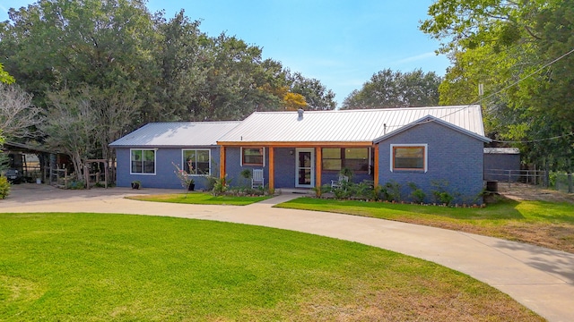 ranch-style house featuring a front yard and covered porch