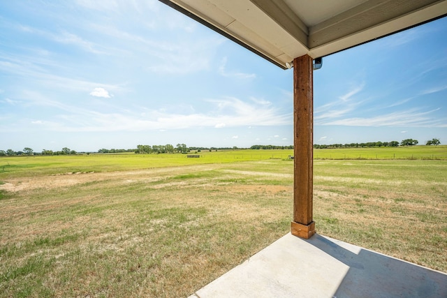 view of yard featuring a rural view