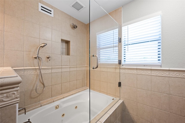 bathroom featuring tiled shower / bath