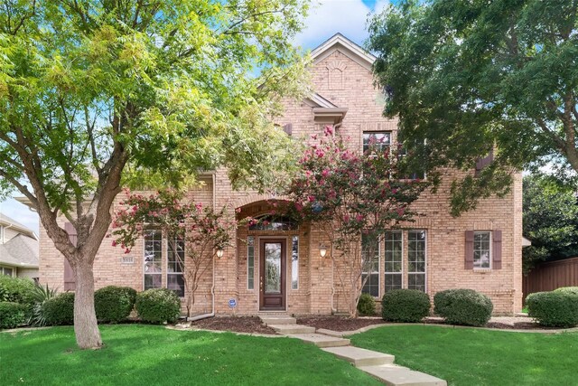 view of front of house featuring a front lawn