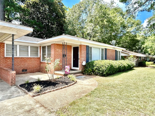 view of front facade featuring a front lawn