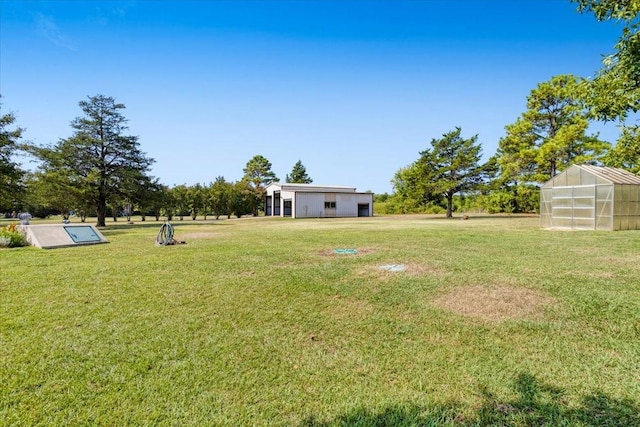 view of yard featuring an outdoor structure