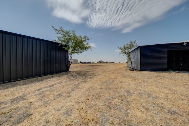 view of yard featuring an outbuilding