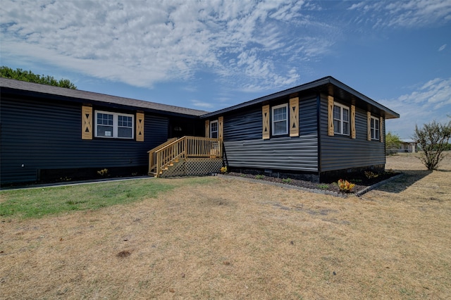 view of front facade featuring a front lawn