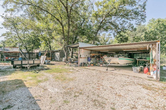 view of yard with an outbuilding