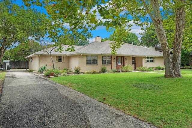 ranch-style home featuring a front lawn