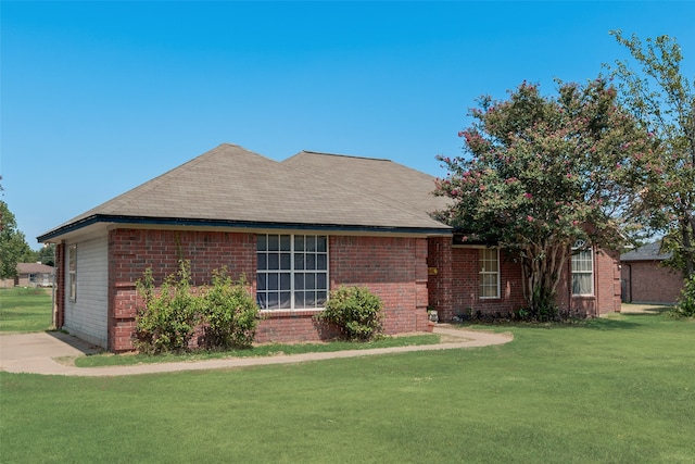 single story home featuring a front lawn